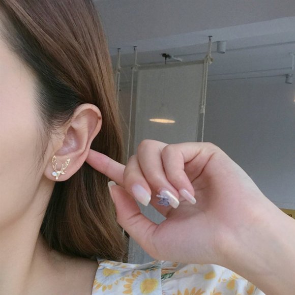 ♠️ NEW Reindeer Earrings in Gold - Picture 2 of 7